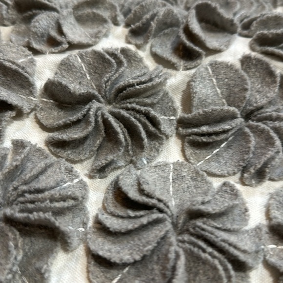 Pillow covering case gray floral 3-D puffs - Picture 2 of 3